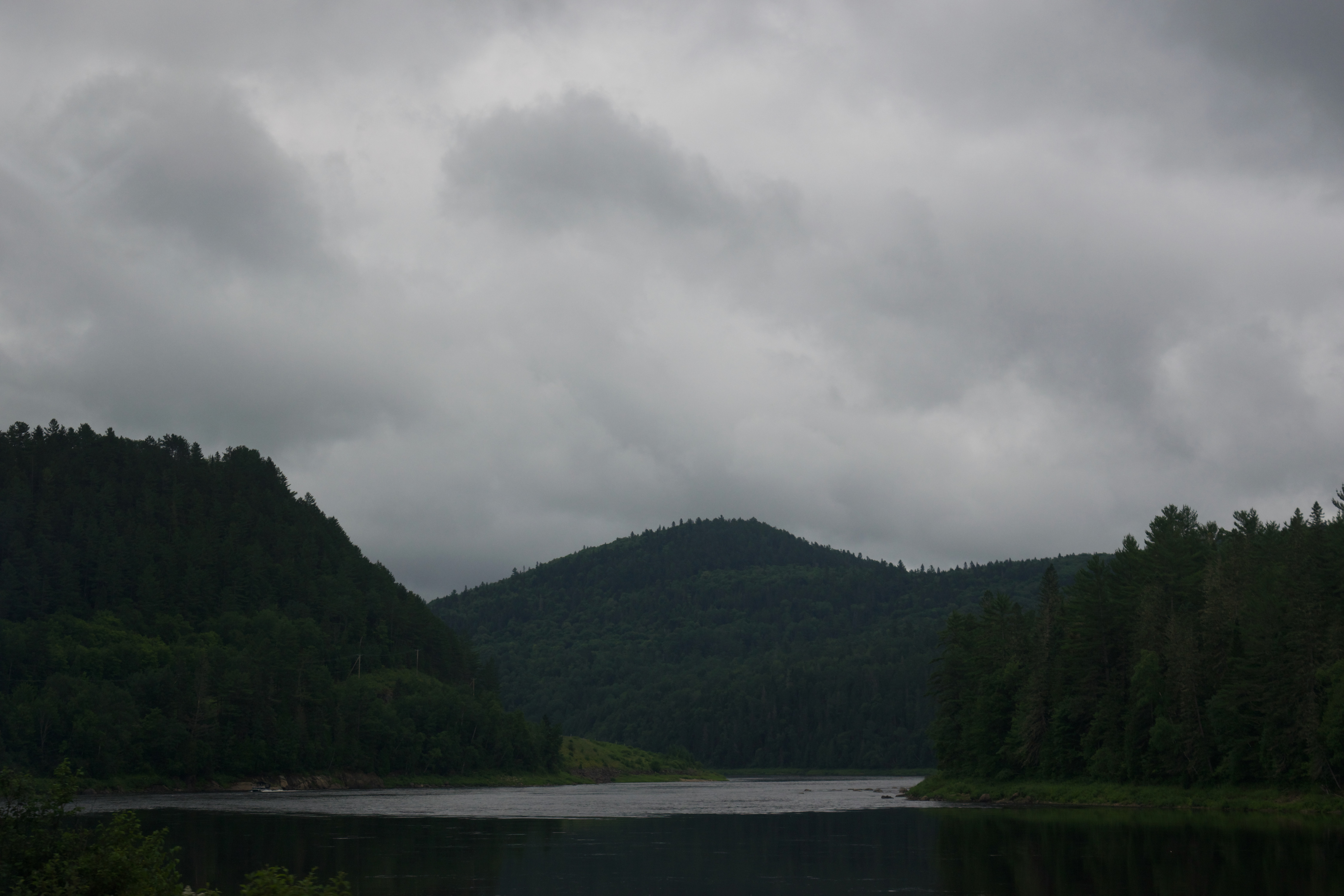 A river going through mountains